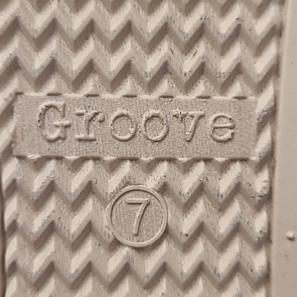 Groove Women's 7 Camo Slip-on Sneakers - Picture 12 of 14
